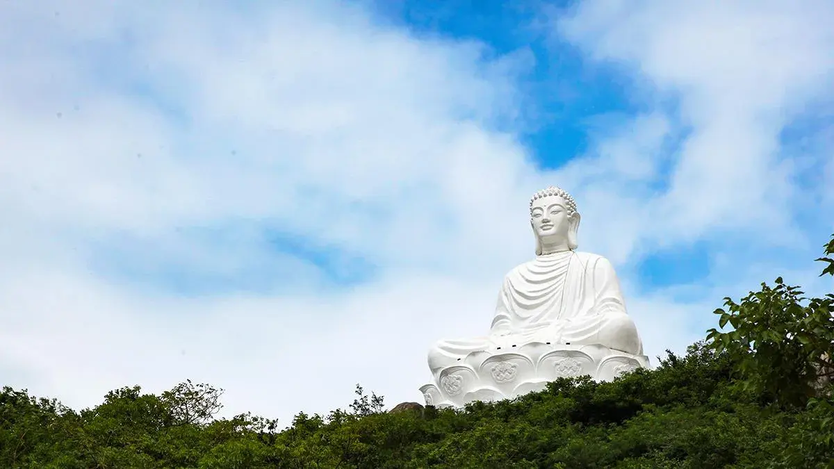 Tượng Phật ngồi ngoài trời