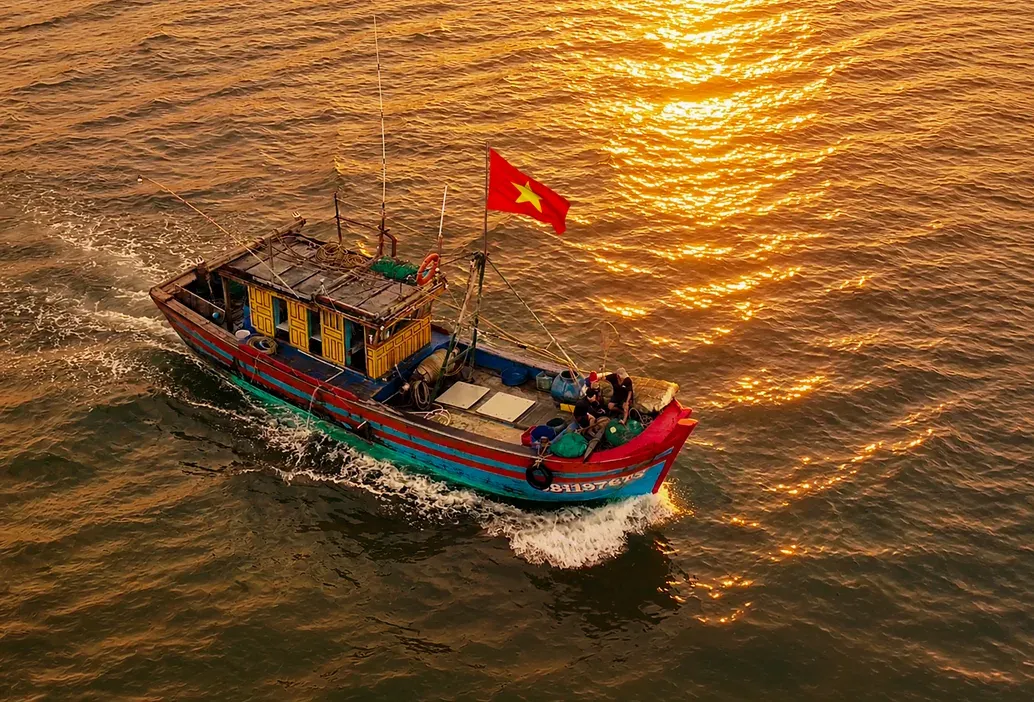 Thuyền đánh cá trên biển Quy Nhơn lúc hoàng hôn